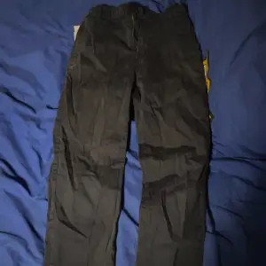 Säljer ett par mörkblåa chinos byxor från H&M. De har en normal passform och är tillverkade i ett bekvämt material. Perfekta för en stilren look. Andända 1 gång. Säljer pga inte rockar dom längre.