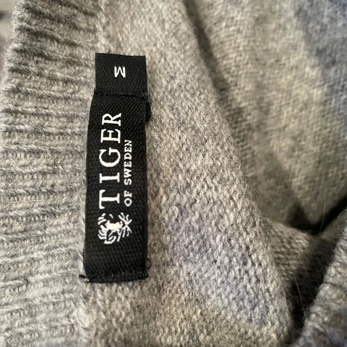 Grå tröja med tigertryck  - 3