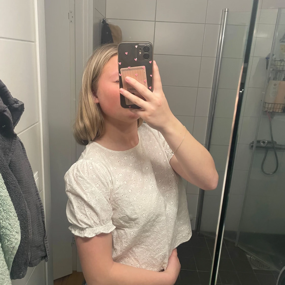 Vit blus med spetsdetaljer - 2