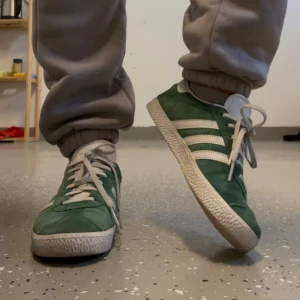 Adidas Gazelle sneakers - Snygga gröna Adidas Gazelle sneakers. Perfekta för en avslappnad stil. Skorna är riktigt bekväma och passar riktigt bra. Dem har inga defekter så som hål dylikt men dem har blivit utbärda