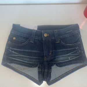 Lågmidjade jeansshorts från Cheap Monday - Säljer ett par snygga mörkblå jeansshorts från Cheap Monday! Väldigt lågmidjade och assnygha! Säljer då dom var lite små i storleken HELT OANVÄNDA MED LAPP KVAR❤️