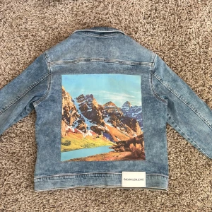 Calvin Klein Jeansjacka - Säljer en fin Calvin Klein jeans jacka. Passar både killar och tjejer, Tjejstorlek = S Herr = Junior 14