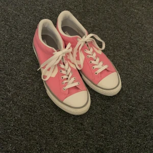 Rosa Converse sneakers med vita detaljer - Snygga rosa sneakers med vita snören och sula. Perfekta för en avslappnad stil. De har en klassisk design med rund tå och är lätta att matcha med olika outfits. Tyvärr för stora, skulle säga att det är lite stora i storleken!🩷