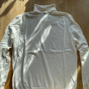 Vit halvpolo/polotröja - Bra skick, nästan aldrig använd.