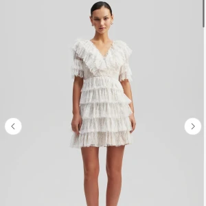 Vit spetsklänning från By Malina - Säljer nu min vita eleganta spetsklänning från By Malina med volanger och v-ringad design. Passar perfekt för speciella tillfällen som studenten💞 Använd en gång. 