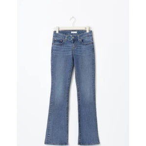 Blå bootcut jeans - Snygga blå bootcut jeans med klassisk femficksdesign och dragkedja. Perfekta för en avslappnad stil. Lågmidjade.