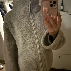 Beige teddyjacka med dragkedja - Mysig beige teddyjacka med dragkedja framtill. Eftertraktad & slutsåld 