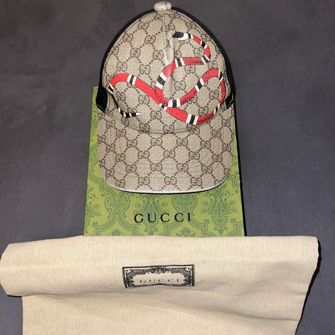 Keps med ormmotiv från Gucci