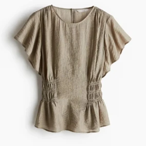 Beige blus med rynkdetaljer sökerrr - Söker!!!!