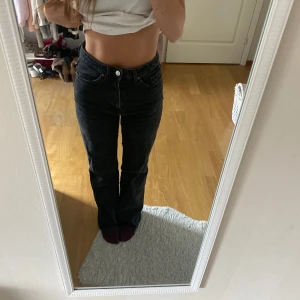 Svarta raka jeans från Monki - Använda några få gånger men är i väldigt bra skick❤️Storlek 25 vilket är midjemått 64.5cm och höft 88.5, längden passar mig som är 161cm. Brukar ha S i jeans så dessa är snäppet för små i midjan!