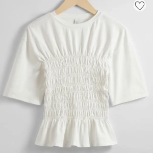 Smockad topp  - Jätte söt smockad topp ifrån other stories!💞knappt använd . Prislappen är ej kvar.  priset kan diskuteras 