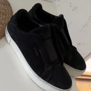 Svarta skor från Axel Arigato - Snygga skor från Axel Arigato. Köpte för 2200kr och låda kommer med. Pris kan diskuteras!💕💕