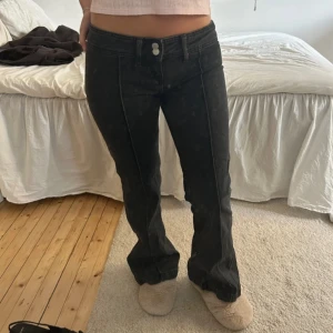 lågmidjade jeans - super lågmidjade svarta flare/bootcut jeans med sön detalj på benen, inga defekter! Står att det är storlek 27 (jag har vanligtvis 36/s)