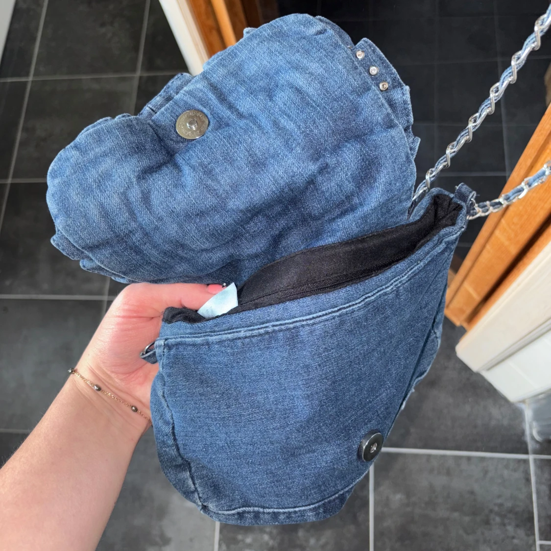 Jeans axelväska med volang och nitar - 3