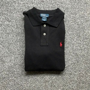 Ralph lauren piké - Skön piké med bra passform provad en gång 10/10 skick Den är M i barn men är stor i storleken och skulle rekommendera den till de som är 155-164CM lång Nypris 1100 mitt pris 350 går inte ner i pris,perfekt till sommarn☀️