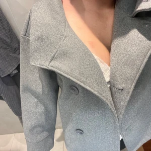 Grå skepparkavaj från Gina Tricot - Säljer en grå skepparkavaj från Gina Tricot i storlek S. Jackan har dubbelknäppning, bred krage och en loose fit. Perfekt nu inför hösten 