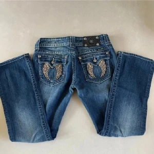 Miss me jeans  - Säljer mina sjukt snygga lågmidjade Miss me jeans I storlek w26 🫶🏼 använda sparsamt och inga defekter, säljer då jag försöker spara ihop💓 passar mig som har XS/34 i jeans, passar även storlek S!