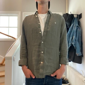 Olivgrön Morris linneskjorta - Olivgrön linneskjorta från Morris i nyskick🍀| Storlek: S | Jag är 182cm och väger 65kg📏| Vid frågor är det bara att skriva och pris kan diskuteras | Frakt inom 48h📦