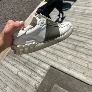 Valentino Skor - Tjena! Säljer dom här svin fetta valentino opens i storleken 40. Tveka inte på att höra av er om fråger kring skorna. Säljer dom billigt eftersom dom har ett litet slitage som jag kan skicka bild på i pm.