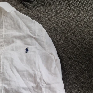 Vit Ralph lauren linneskjorta - Klassisk vit Ralph lauren skjorta perfekt för sommaren.