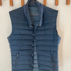 Hackett London Väst - Supersnygg väst från Hackett London, Fint skick använd. Kan användas ut och in, Nypris ca 2k+