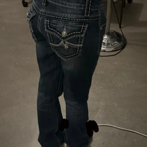 Miss Me jeans lowwaist bootcut - Storlek 28💞Smått skadade längst ner vid fötterna då de är för långa på mig😓(Se bild 5) Annars är dom i jättebra skick!                                   Midjemått (mätt platt): 36cm Innerbenslängd: 84,5cm Benöppning: 22,5cm Totala längd: 107cm Midjehöjd: 18cm
