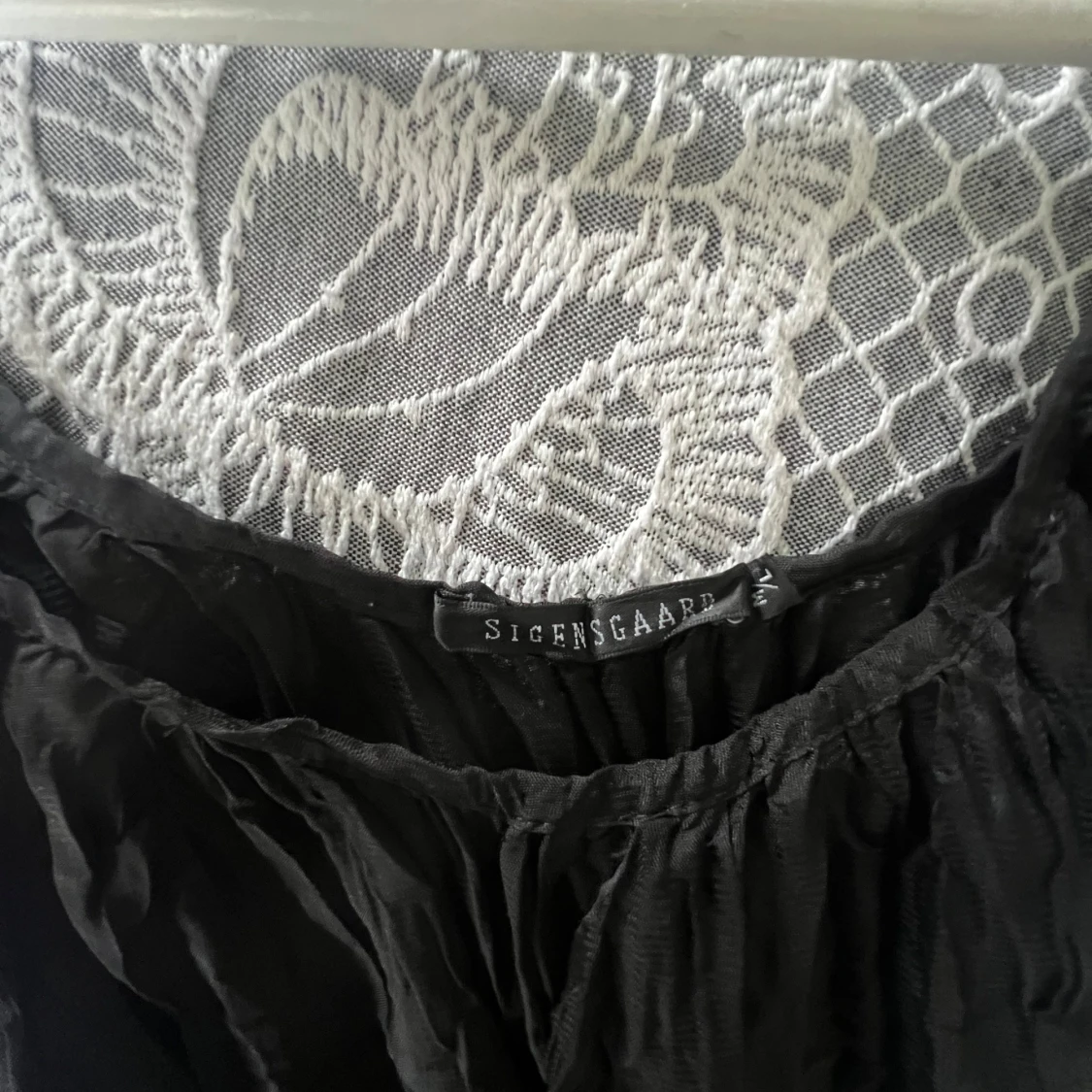 Svart omlottklänning med tunna axelband - 4