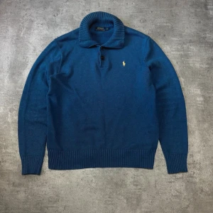 Ralph Lauren Tröja - Tjena! Säljer denna Ralph Lauren tröja/piké i storlek S✔️ Mycket fint skick✔️ Modell på bilden 180cm✔️ Har du några frågor eller funderingar är det bara att skriva✔️
