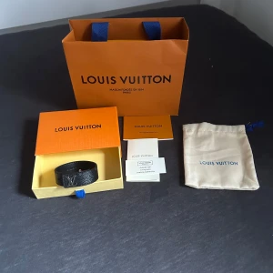 Lv slim braclet - Säljer ett stilrent armband med deras ikoniska mönster. Kommer i orginalförpackning. Helt ny aldrig använd. Pris kan diskuteras skriv för fler bilder.