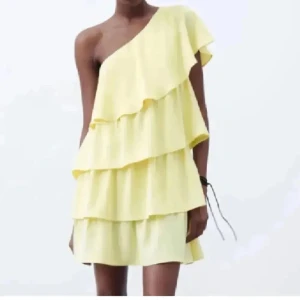 Gul volangklänning oneshoulder - Populära Zara klänningen, bra skick! Storlek S