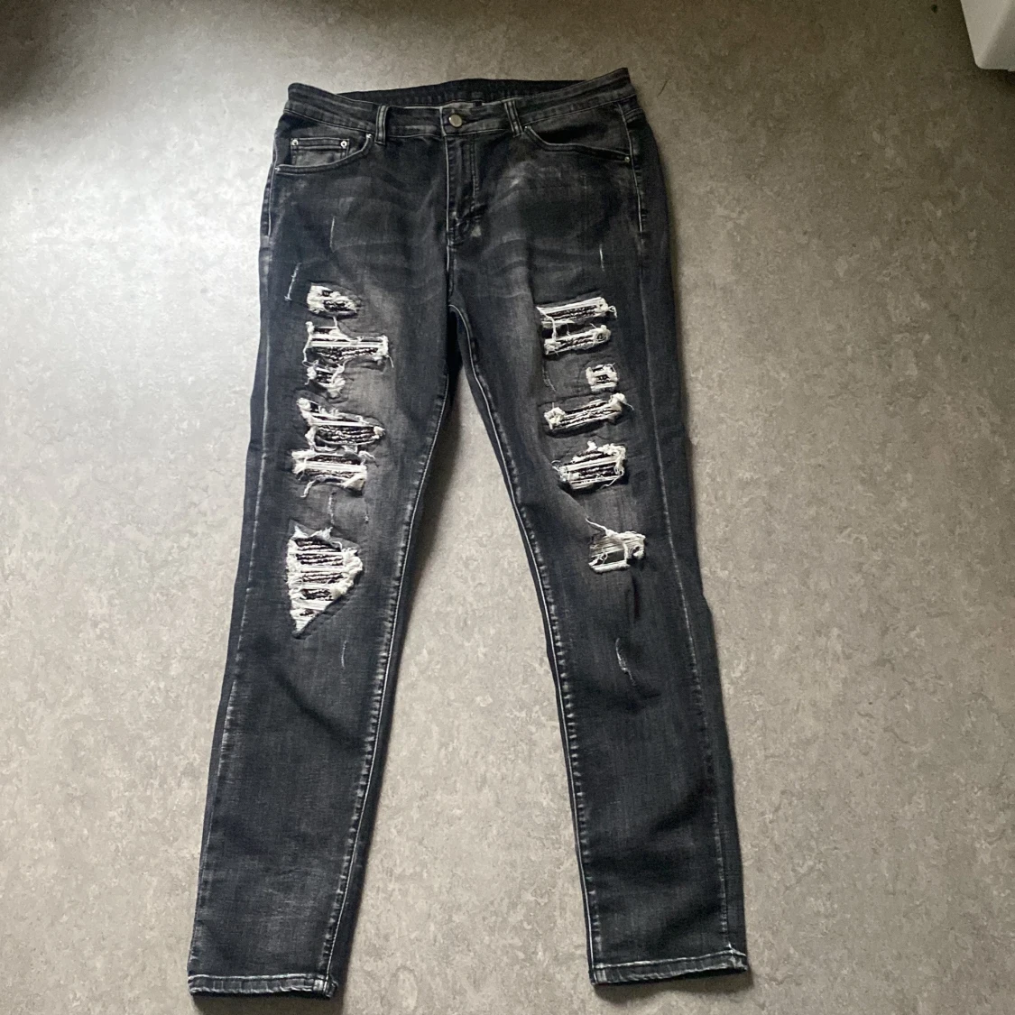 Svarta skinny jeans med slitningar