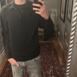 Svart pikétröja från Selected Homme - Säljer denna stilrena pikétröjan ifrån Selected Homme. Den har inga difekter eller hål i sig. Priset står inte skrivet i sten!!