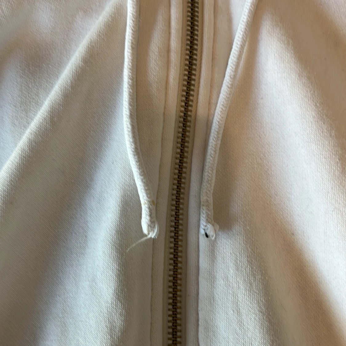 Vit hoodie med dragkedja och huva - 3