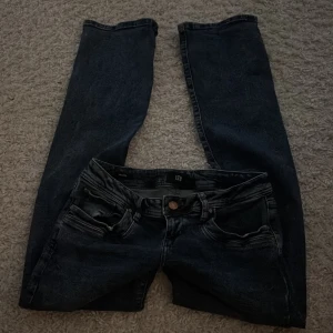 Mörkblå jeans LTB Valerie - Super fina jeans med lågmidja💗
