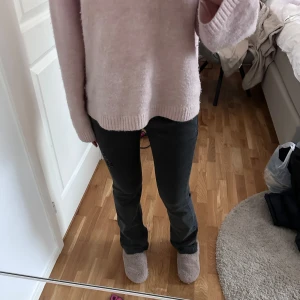 Jeans - Ett par lågmidjade jeans i storlek S, använd några få gånger 