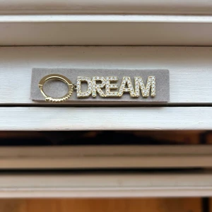 DREAM örhänge från Ioaku!💞💞💞 - Säljer detta snygga örhänget. Köpt för 200 säljer för 125. Aldrig använt .💞