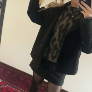 Svart kortkjol från Zara - Svart kortkjol från Zara med stilren och rak passform. Inbyggda shorts