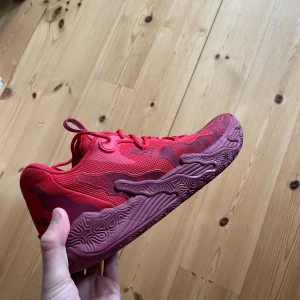 Melo III röda - Säljer mina melo III eftersom de blev för små snabbt. Dessa är relativt nya eftersom att jag inte haft de så länge pga att de blivit för små. Storlek 44,5 men Puma är små i storleken så jag skulle säga att de passar som 43:or. Bara att höra av sig vid frågor.