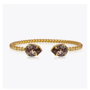 caroline svedbom armband greige  - säljer nu mitt fina armband från caroline svedbom i färgen greige, färgen har gått bort lite på vissa ställen men inget man tänker på i helhet❤️nypris är 795kr!