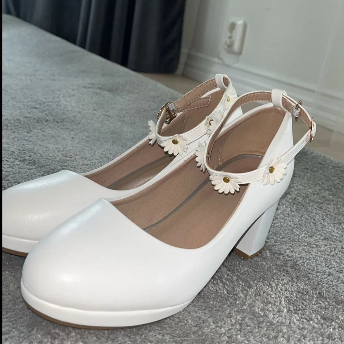 Vita klackskor med blommiga detaljer - 1