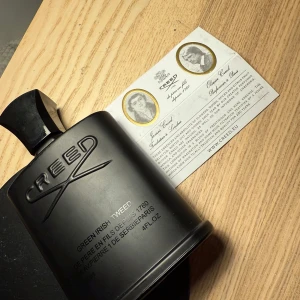 Creed Green Irish Tweed  - Lyxig parfym från Creed, Green Irish Tweed, i en matt svart flaska med tydlig logga och elegant form. Säljer billigt då den för många är ett samlar objekt och boxen gick sönder i frakt😪 oanvänd bara testad en gång