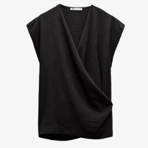 Svart omlott topp  - Svart omlott topp ifrån ZARA i storlek S💝