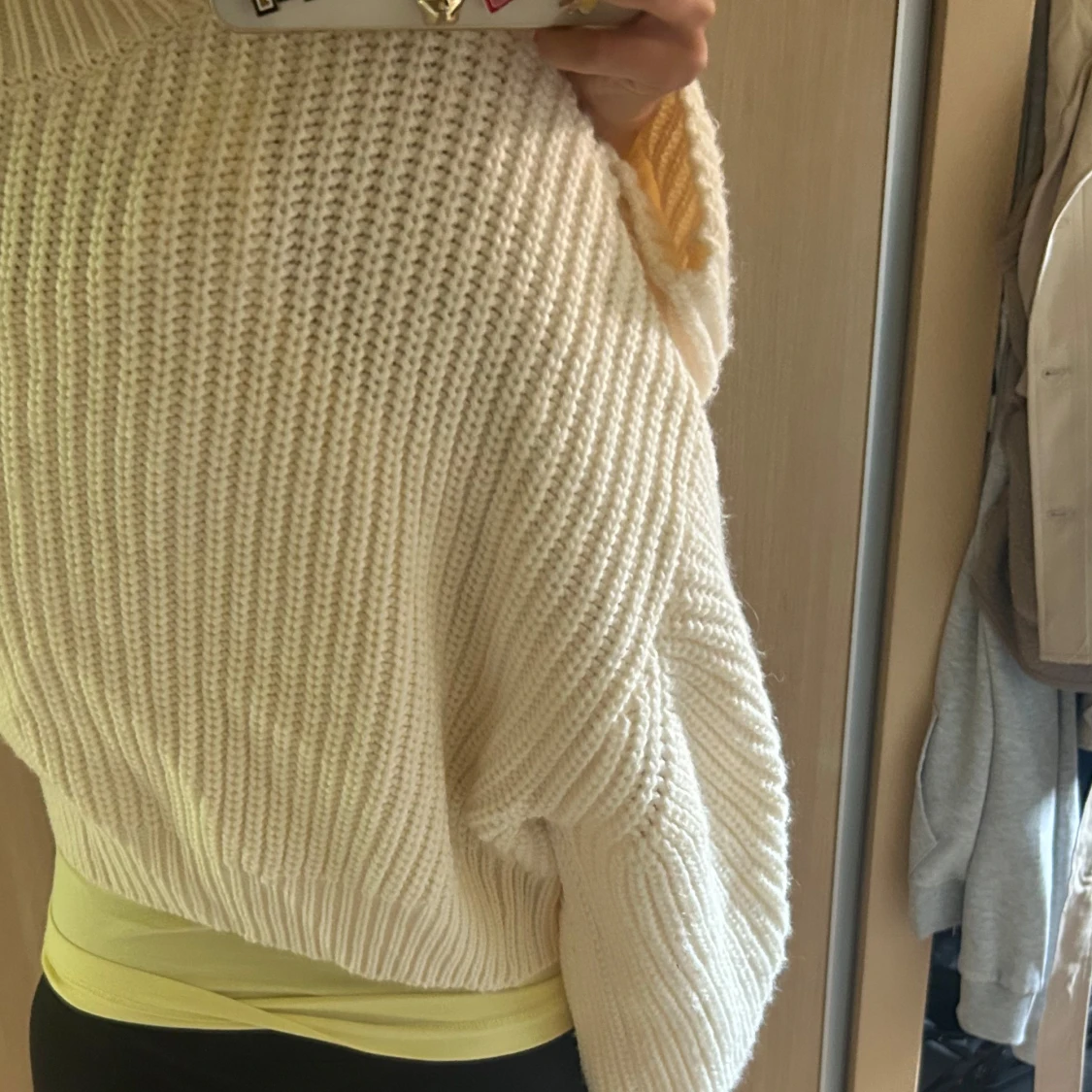 Beige stickad kofta från Weekday - 1