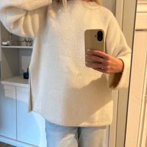 Glittrig vit/beige stickad tröja - Superfin stickad tröja från h&m🩷💗