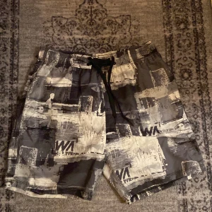 Svartvit gråa badshorts  - Svartvit gråa badshorts i storlek M