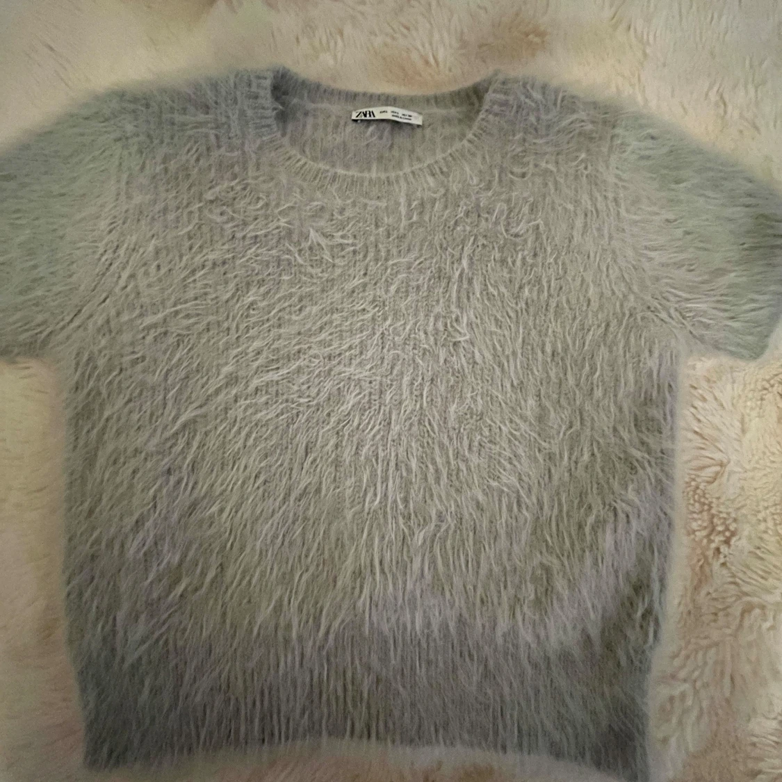 Grå fluffig kortärmad tröja från Zara