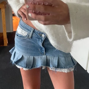 Levi's jeanskjol med volang och spets😍 - Supersöt kjol med låg midja, vollanger och spetsdetaljer, storleken passar dig som vanligtvis har xs-s men den är väldigt stretchig sä att du som har större kan nog också ha den!❣️ skriv för fler bilder eller om ni har frågor såklart annars är det bara attt köpa den!❣️