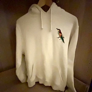 Axel Arigato Hoodie - Skick: 9/10, använd ett fåtal gånger, nypris ca 2499 kr, sällsynt och går inte att hitta, kvitto medföljer, köpt på Nordiska Kompaniet, snyggt fågel märke vid bröstet, trendig hoodie, perfekt passform dock kan passa S vid vissa omständigheter, rekommenderar att köpa hoodien ifall du har XS i kläder. Hör av dig vid frågor och funderingar!