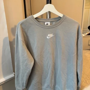 Grå Nike sweatshirt i bomull XL Barnstorlek - Snygg grå sweatshirt från Nike i storlek XL Barnstorlek. 