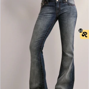 SÖKER!! - Söker dessa jeans är villig att betala max 500kr skriv om ni är intresserade❤️❤️🥰🥰Både w25 och 26 funkar!!